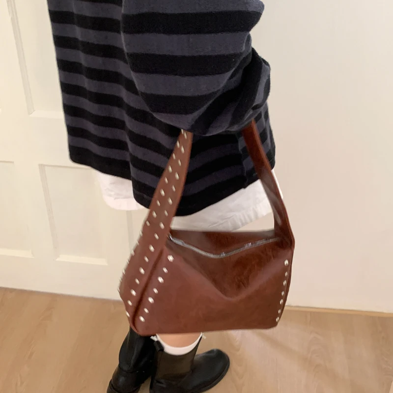 オリジナルデザインのリベット付きソフトレザー製、バイカースタ - Women Bags 2026 Trends のレビューと価格
