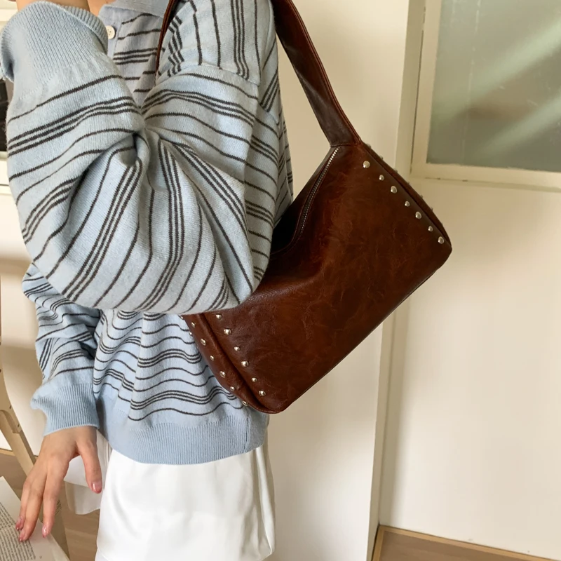 オリジナルデザインのリベット付きソフトレザー製、バイカースタ - Women Bags 2026 Trends のレビューと価格